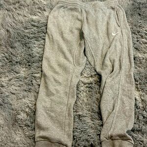 Men’s Nike sweatpants embroidered logo.